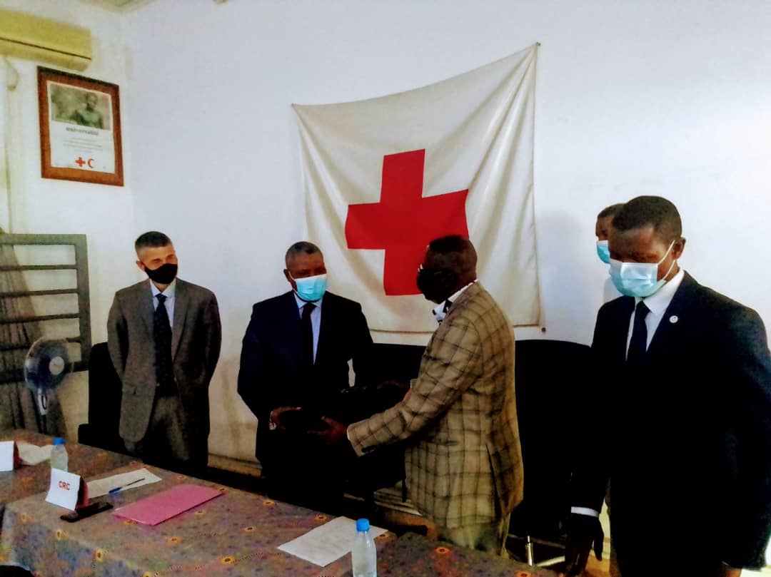 Du matériel bureautique offert par la Croix Rouge de la RDC à la CRC