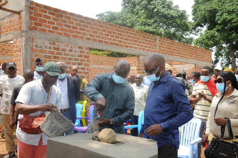 Au Congo, Arcène Niamba lance les travaux de construction d’un siège du PCT à Komono