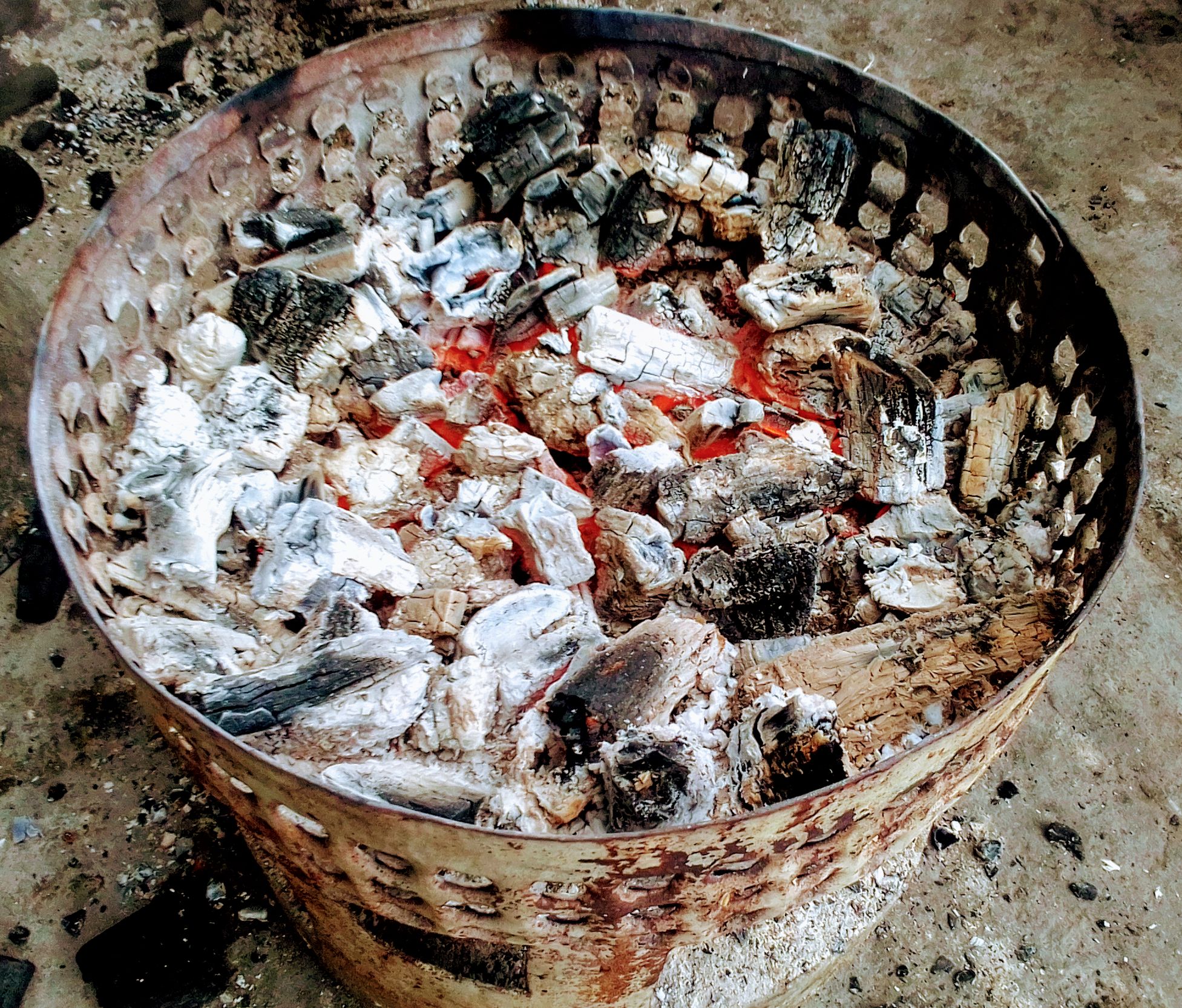 Un couple de voleurs de marmite de riz-au-lait pris la main dans le sac