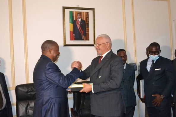Le ministre des transports, Honoré Sayi, officiellement installé