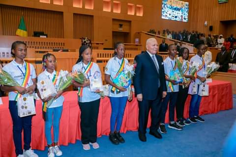 Le premier ‘ bureau officiel’ du Parlement des enfants présenté à l’Assemblée nationale