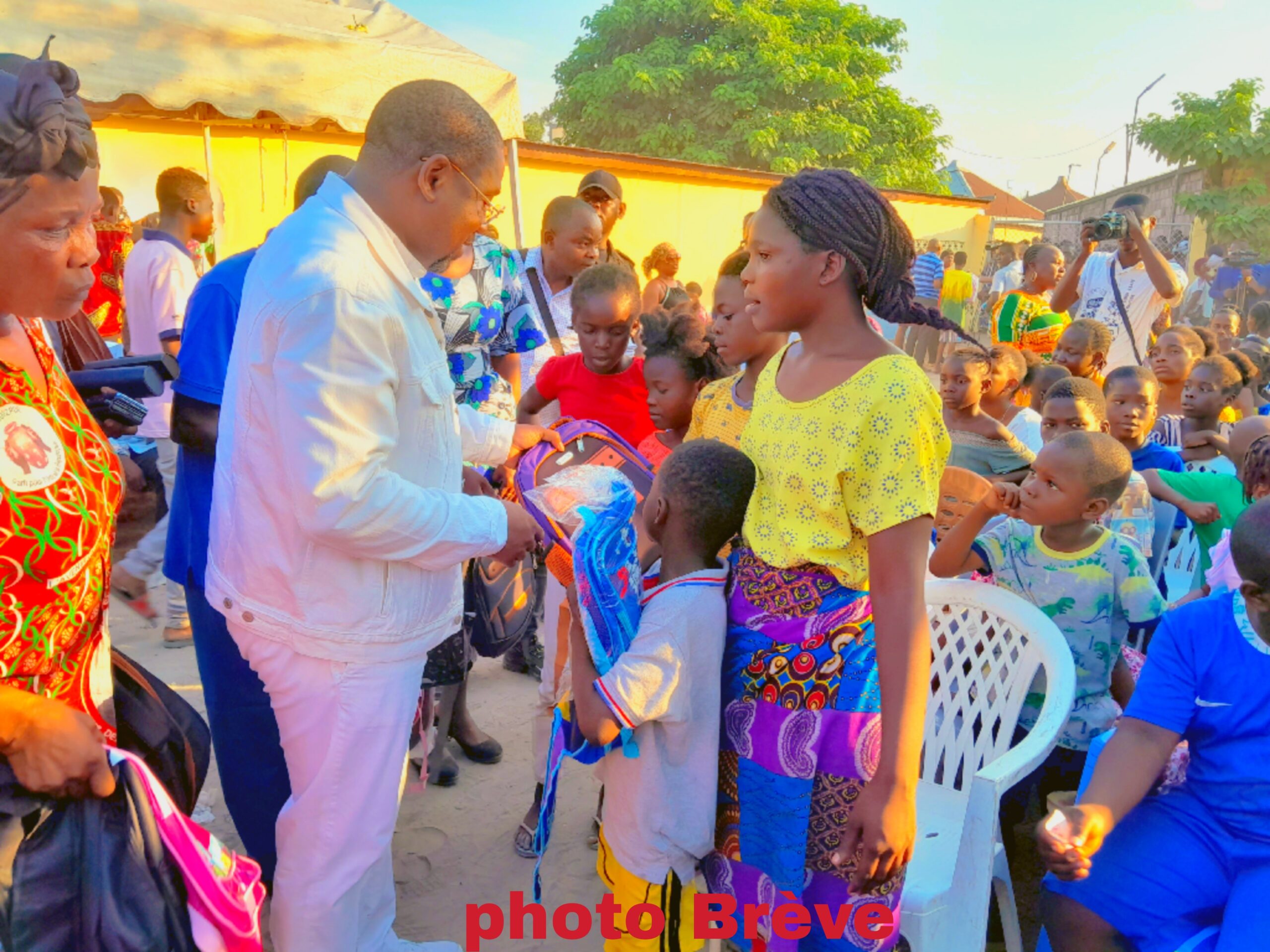 Juste Désiré Mondélé offre des kits scolaires et des vivres aux populations vulnérables