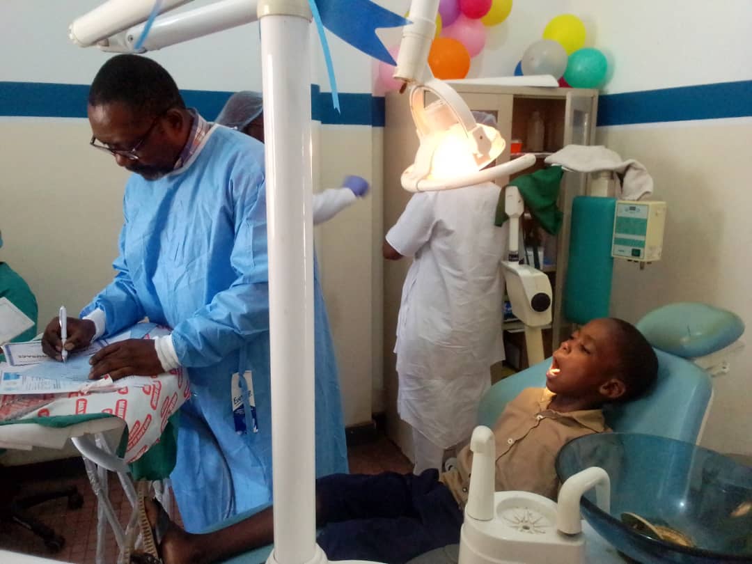Les élèves du primaire  reçoivent gratuitement les soins buccodentaires à l’hôpital de Bacongo
