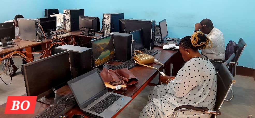 Il est important de noter que cette évolution entraine aussi le désordre informationnel. Et, les outils de publication posent la question de fiabilité et de vérification des faits, appelé Fact-Checking. La place du journaliste en tant que sentinelle de bonne information, prend tout son sens en ayant la connaissance des outils qui retracent le contexte, la source et le lieu d’une vidéo devenue virale ou encore d’une image, tout en traitant le massage avec déontologie et éthique professionnelle.