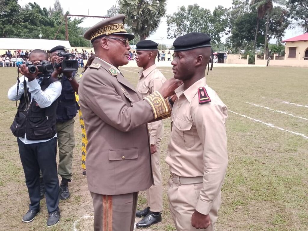 Port d'insignes aux élèves