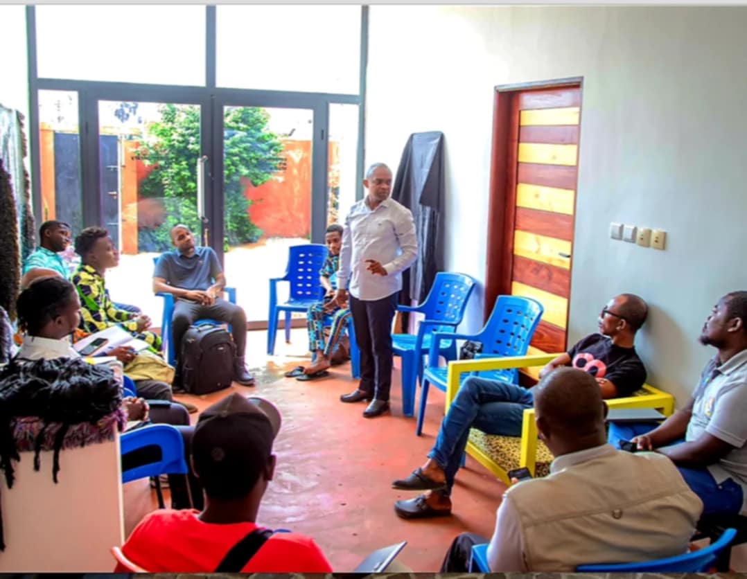 En résidence au Bénin, Baudouin Mouanda forme 15 jeunes en photographie