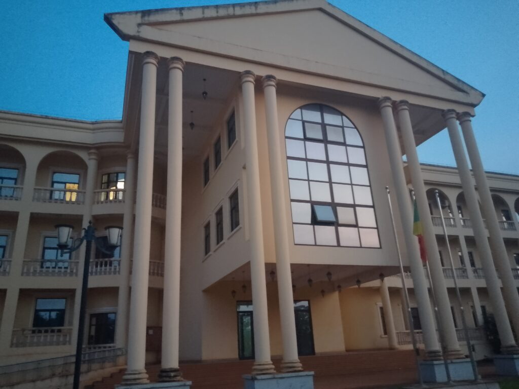 Un espace d'échanges entre jeunes et experts