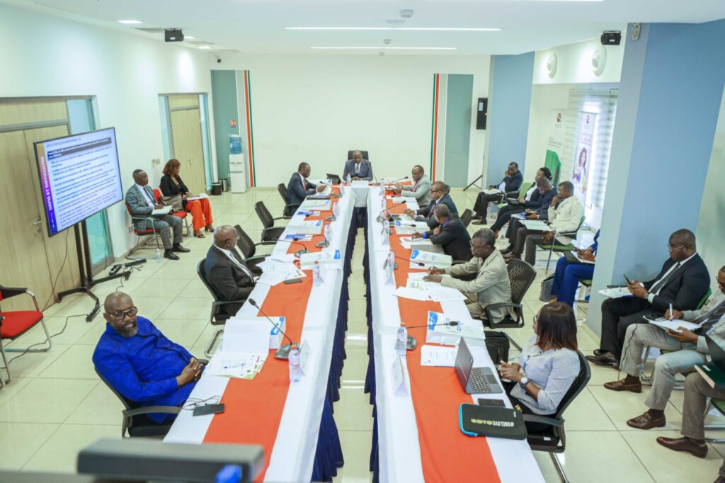 Signalons que ces trois dernières années, le Fonds a connecté 200 sites sur l’ensemble du territoire national, la création d’une vingtaine de centres multimédias ainsi que la construction d’une cinquantaine de bibliothèques.