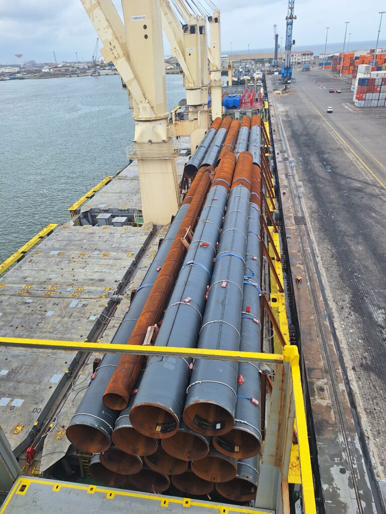 Commandés puis inspectés en Chine après des études qui ont permis de définir les spécificités techniques attendues, ces inclusions verticales visent à assurer la stabilité du quai et garantir la sécurité de la nouvelle plateforme portuaire.