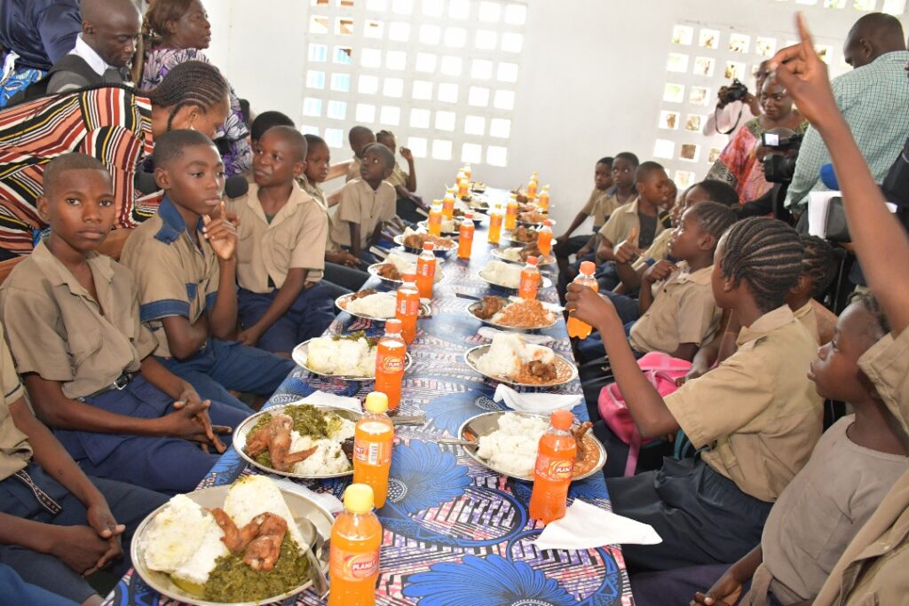Située derrière la station Total, en diagonale du centre international de conférence de Kintele, au nord de Brazzaville, l’école Kintele Fleuve accueille près de 832 élèves.