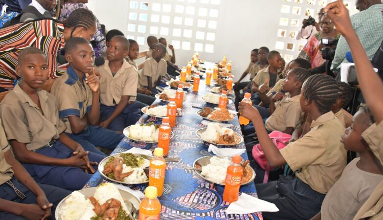 Située derrière la station Total, en diagonale du centre international de conférence de Kintele, au nord de Brazzaville, l’école Kintele Fleuve accueille près de 832 élèves.