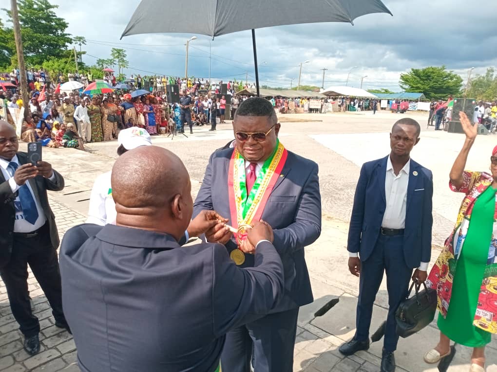 Abel Joël Owassa décoré citoyen d’honneur de la ville d’Owando