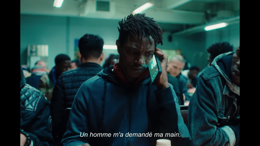 Dans la salle Savorgnan de l’Institut français du Congo, un silence chargé d’émotion a suivi la projection du film. L’histoire de Souleymane retrace les 48 heures décisives d’un jeune Guinéen sans papiers à Paris. Porté par Abou Sangaré, qui incarne sa propre vie, le film a bouleversé les spectateurs.