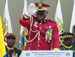 A l’issu de sa prestation de serment, Oligui Nguema a été officiellement installé dans se fonctions par la Cour constitutionnelle, qui lui a adressé les vives félicitations au nom de l’ensemble du collège et du peuple gabonais.
