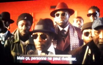 L’ambassadrice de l’Union européenne au Congo, Anne Marchal est très émue en suivant le film, tout en reconnaissant que cela a été une belle aventure culturelle humaine et diplomatique.