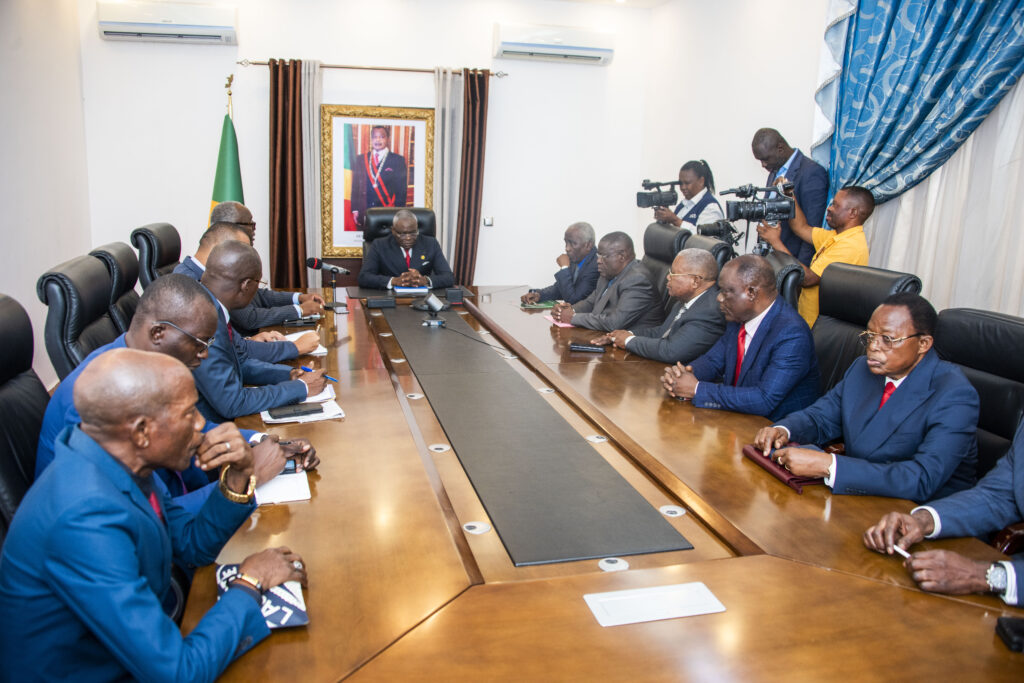 Au Congo, ce secteur vit depuis près de dix ans des moments très compliqués. Un comité chargé de la relance composé des journalistes sportifs, de dirigeants et d’anciens joueurs, a identifié plus de 50 problèmes qui minent le secteur du football congolais dont le manque de financement, le leadership et les conflits entre l’Etat et la fédération.