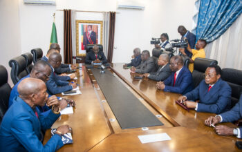 Au Congo, ce secteur vit depuis près de dix ans des moments très compliqués. Un comité chargé de la relance composé des journalistes sportifs, de dirigeants et d’anciens joueurs, a identifié plus de 50 problèmes qui minent le secteur du football congolais dont le manque de financement, le leadership et les conflits entre l’Etat et la fédération.