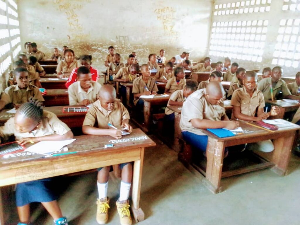 Les examens qui se déroulent dans plus de 90 centres sur tout le territoire national ont débuté par les mathématiques. Ils seront suivis par la dictée. On note en cette année, une augmentation du taux de participation de 2, 13% comparé à l’an dernier.