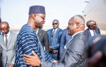 Deux jours plus tard, Anatole Collinet Makosso sera mis à l’honneur par l’Institut de défense du Sénégal, qui lui transmettra un diplôme de doctorat honoris causa lors d’une cérémonie particulière.