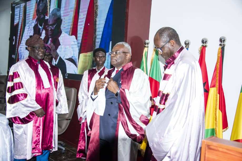 Dans son allocution teintée d’humilité et de reconnaissance, le premier ministre a salué l’héritage intellectuel du président de la République, se réclamant de « son école », tout en rendant un hommage appuyé à la Première Dame, qui l’a inspiré dans son engagement humanitaire.