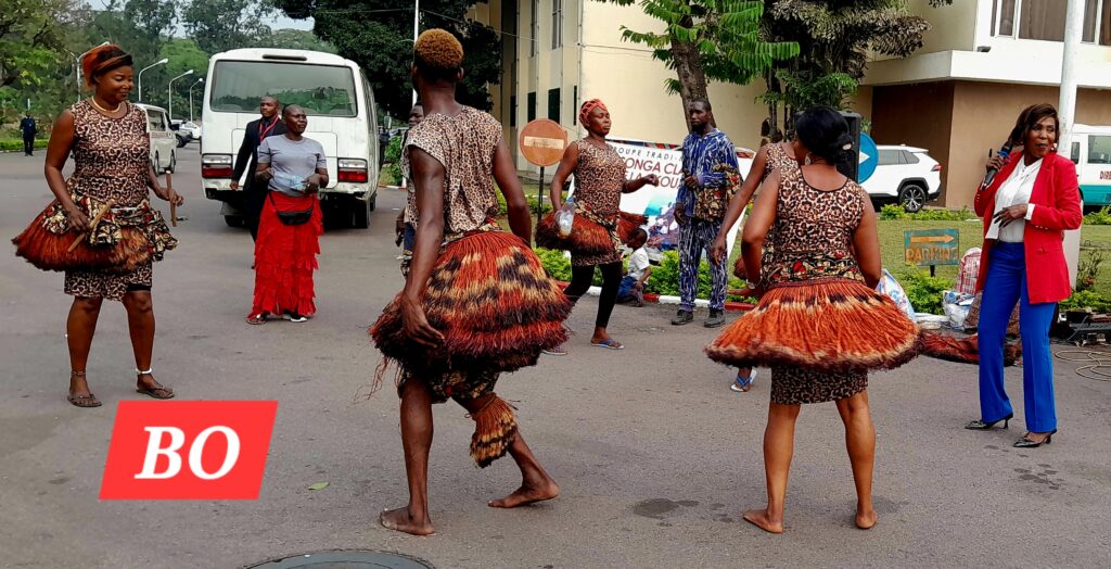 “Soyons uns, soyons patriotes pour sauver notre bien commun qu’est le Fespam”, a-t-il lancé, au cours d’une conférence de presse animée la veille du lancement officiel de la 12e édition, qui selon lui se tiendra mais dans un format réduit.