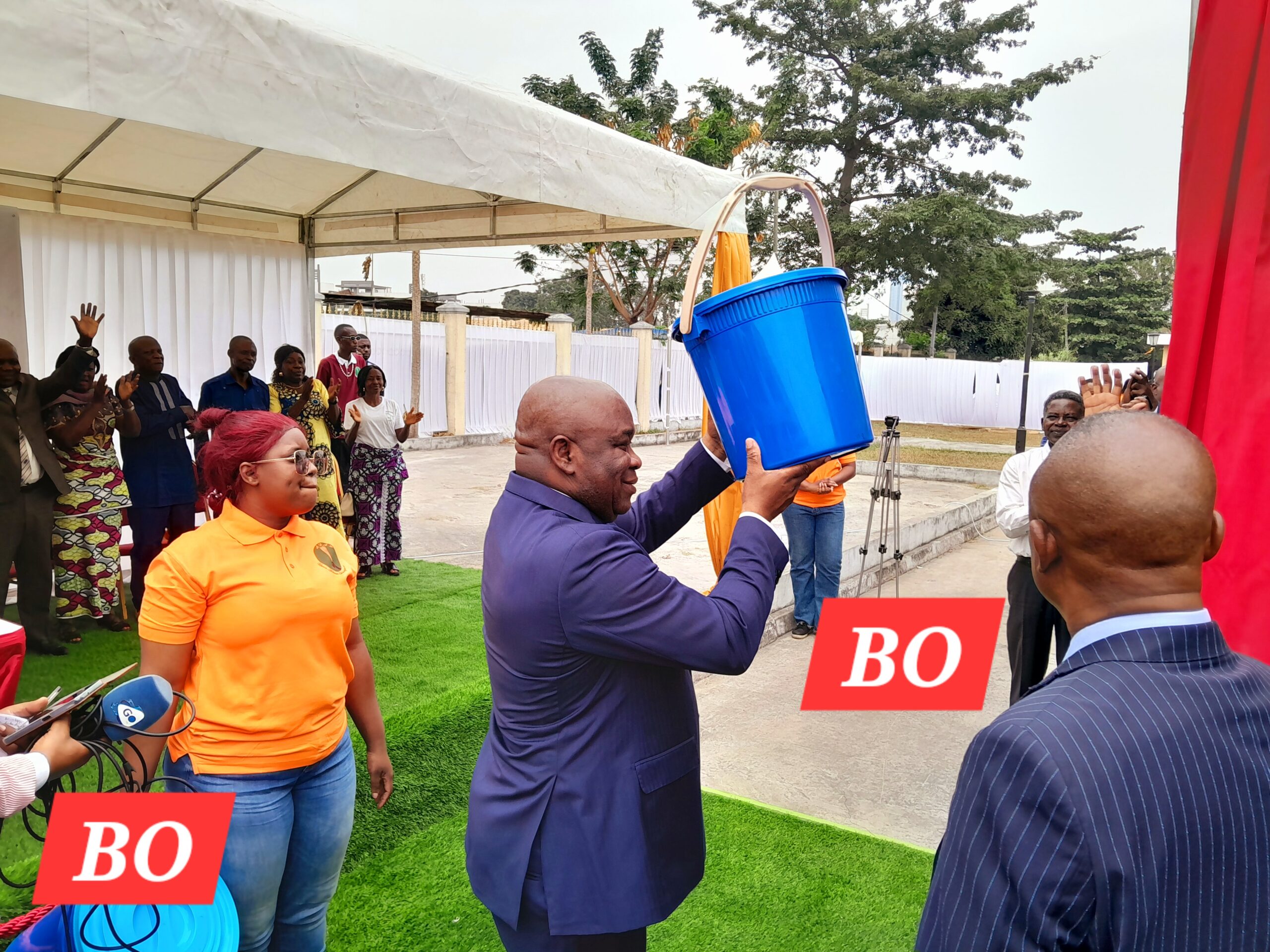 Cet appel vient d’officialiser sa volonté de marcher avec le chef de l’Etat, tout en confessant son élection dès le premier tour du scrutin. « Nous devons réaffirmer notre soutien ibndéfectible à notre champion, le président Sassou, en lui garantissant un vote à 100% dès le premier tour. Il est pour nous la meilleure carte qui gagne. Je vous exhorte à demeurer lucides et vigilants, résolument engagés à soutenir fermement notre candidat, notre champion », a-t-il renchéri.