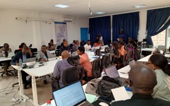 Le directeur du cabinet du ministre de la santé et de la population, le Pr Donatien Moukassa en présence du représentant du représentant résident de l’organisation mondiale de la santé (Oms) Congo, Dr Nouhou Hamadou a signifié, que « l’analyse du marché du travail dans le secteur de la santé est un levier stratégique. Elle favorise un dialogue intersectoriel constructif et éclairera les décisions pour un investissement plus efficace dans le personnel de santé, afin d’accélérer la revitalisation des districts sanitaires et la mise en œuvre des soins de santé primaires au Congo ».