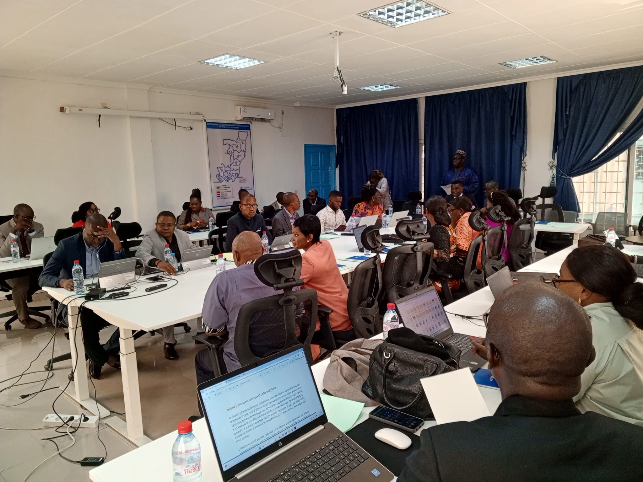 Le directeur du cabinet du ministre de la santé et de la population, le Pr Donatien Moukassa en présence du représentant du représentant résident de l’organisation mondiale de la santé (Oms) Congo, Dr Nouhou Hamadou a signifié, que « l’analyse du marché du travail dans le secteur de la santé est un levier stratégique. Elle favorise un dialogue intersectoriel constructif et éclairera les décisions pour un investissement plus efficace dans le personnel de santé, afin d’accélérer la revitalisation des districts sanitaires et la mise en œuvre des soins de santé primaires au Congo ».