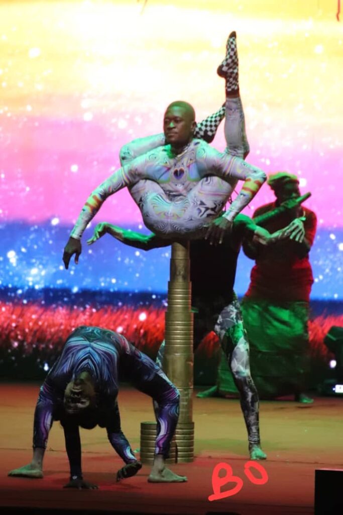 La soirée a débuté avec le plaidoyer du festivalier, le Pr Destiny Tchechouali, qui a invité le président de la République du Congo à renforcer son investissement dans la formation des jeunes aux métiers numériques et culturels, dans l'éducation artistique, technologique et entrepreneuriale.