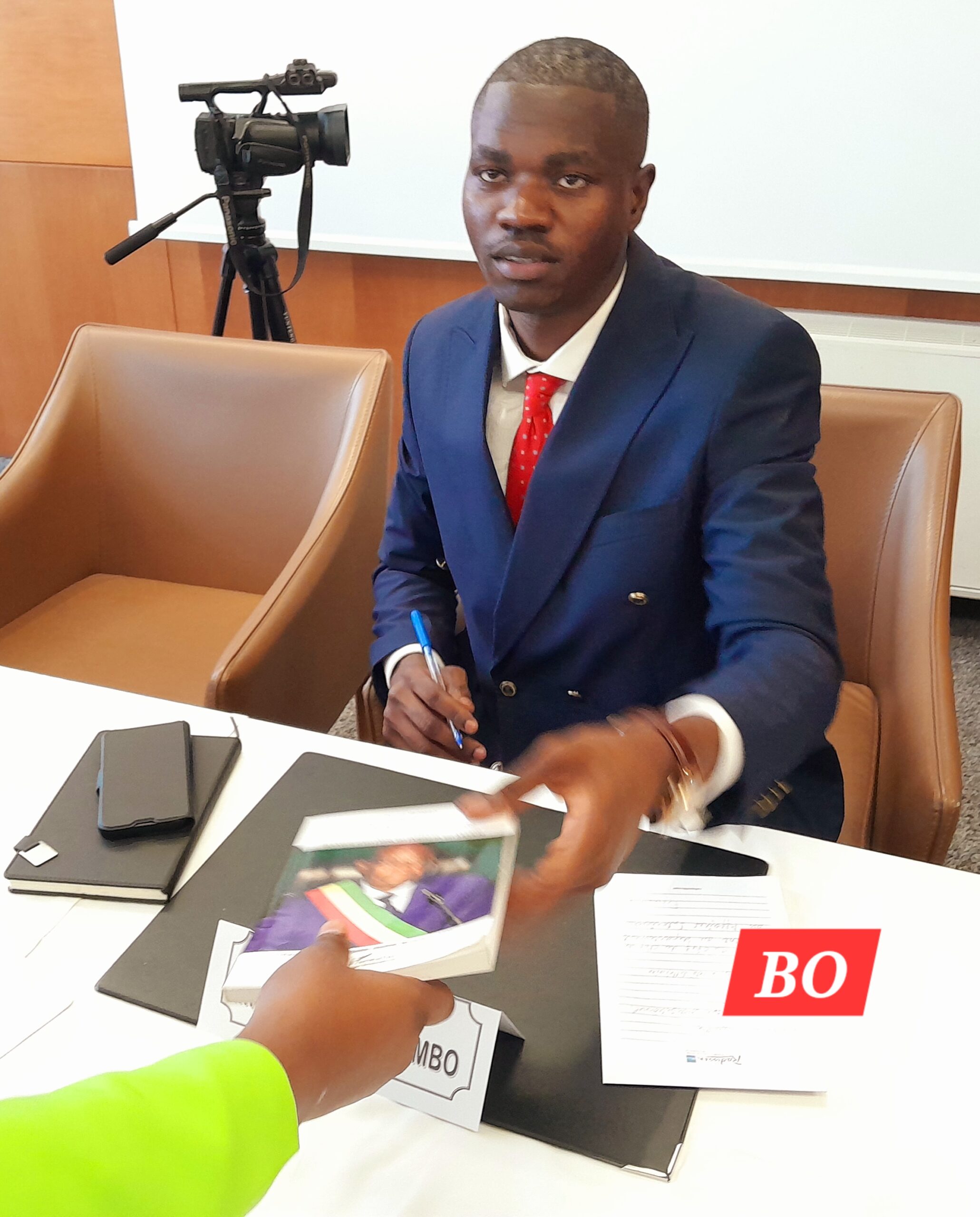 Tout en remerciant ses lecteurs, l’auteur a promis de continuer toujours à leur donner à lire. D’ores et déjà, celui qui vient de paraître est vendu à 10.000frs.