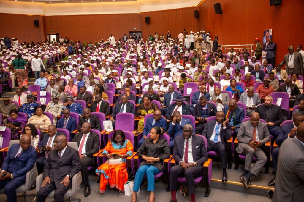 La cérémonie de lancement du forum de ce matin a été marquée par une série de discours, notamment le mot de bienvenu de la maire de la ville, Evelyne Tchitchelle et du parrain d’honneur, le ministre d’Etat, ministre des affaires foncières et du domaine public, Pierre Mabiala, qui avant de transmettre le témoin au parrain de la 4e édition tenue à Imfondo dans la Likouala, a magnifié le travail remarquable abattu par Essongo dans ce département.