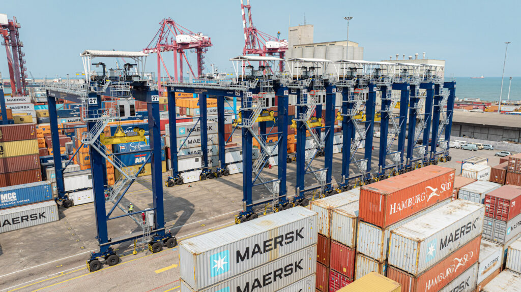 Face à l’augmentation des volumes générés par la réception de navires de nouvelle génération 366m, ces Rtg permettront d’accroitre les productivités des portiques, réduire le temps d’attente sur parcs, faciliter les approches navires et augmenter les capacités de stockage sur parcs. Attelage de dernières générations, ils vont également considérablement raccourcir les temps de livraison et améliorer notre service à la clientèle.