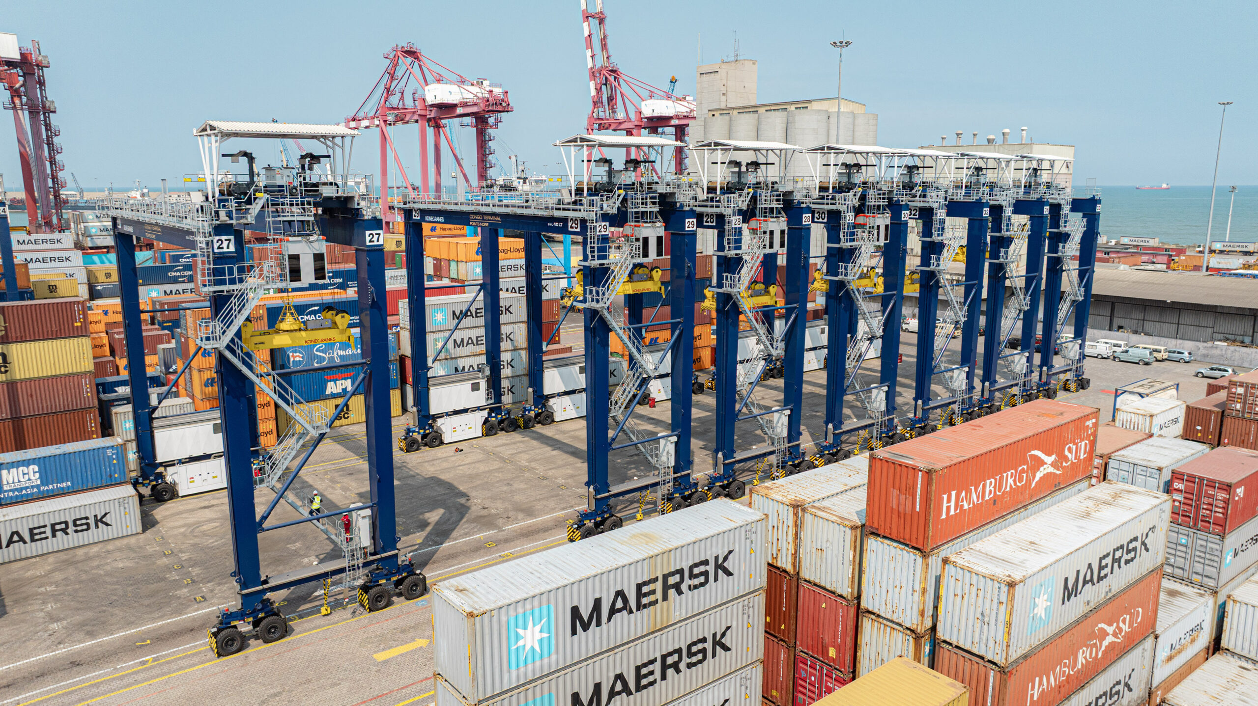 Face à l’augmentation des volumes générés par la réception de navires de nouvelle génération 366m, ces Rtg permettront d’accroitre les productivités des portiques, réduire le temps d’attente sur parcs, faciliter les approches navires et augmenter les capacités de stockage sur parcs. Attelage de dernières générations, ils vont également considérablement raccourcir les temps de livraison et améliorer notre service à la clientèle.