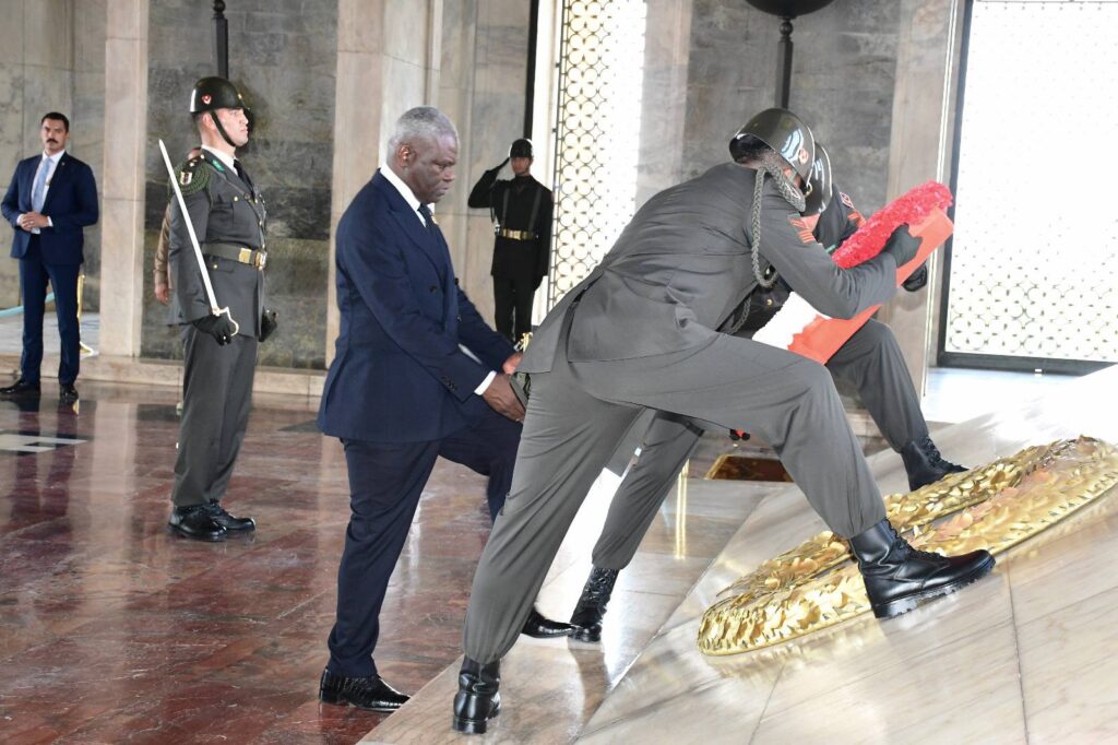 Ce geste s’inscrit dans une volonté affirmée de renforcer les relations historiques et diplomatiques entre le Congo et la Turquie. Selon le premier ministre, qu’il traduit également l’attachement des deux pays sur les plans politiques, économiques et culturels.