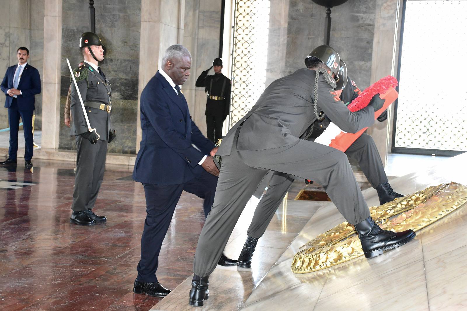 Ce geste s’inscrit dans une volonté affirmée de renforcer les relations historiques et diplomatiques entre le Congo et la Turquie. Selon le premier ministre, qu’il traduit également l’attachement des deux pays sur les plans politiques, économiques et culturels.