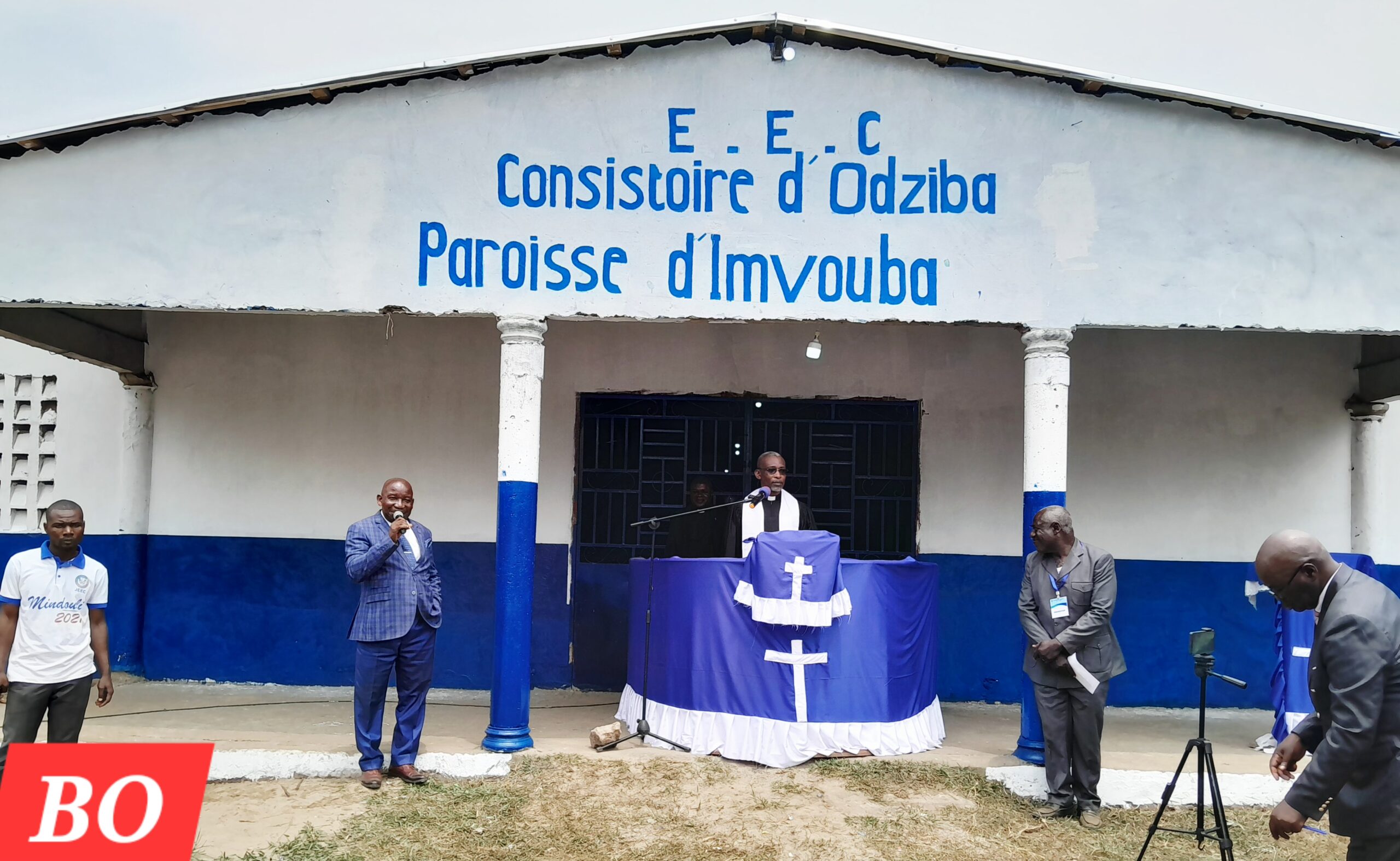 Faisant l’historique de cette paroisse, le secretaire général du bureau synodal, Camille Bvouka dit qu’ici, “il sied de noter qu’il ne s’agira pas de faire l’apologie de qui que ce soit, non plus de faire des éloges à des individus, mais il est difficile de faire l’histoire d’une localité sans faire allusion aux personnalités qui ont marqué cette histoire. C’est ainsi la présentation aux fidèles de Céline Owouené, une nonagénaire, qui a pour slogan “toujours en avant pour le Seigneur”.