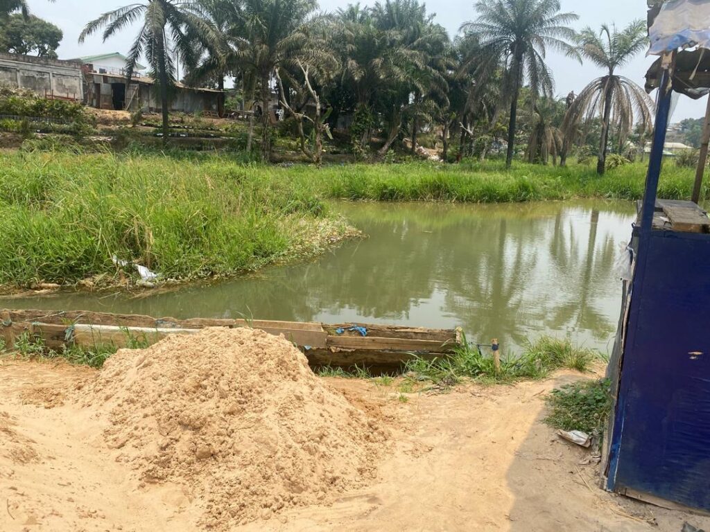 Arnaud Itoba, vivant le quartier Ngamakosso, dans l’arrondissement 9 Djri, décrit avec amertume la situation récurrente : « Quand la pluie arrive, les routes deviennent impraticables, les véhicules tombent souvent en panne et seuls les gros véhicules peuvent circuler. Cela complique l’accès aux soins, freine les activités et empêche les enfants d’aller à l’école.