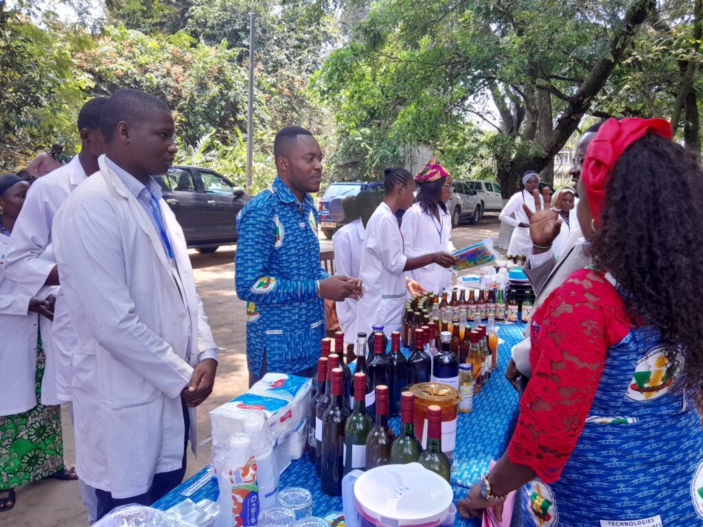 Ces journées scientifiques ont aussi donné l’occasion aux chercheurs d’exposer leurs projets, que le ministre a qualifiés de pierre angulaire dans la construction d’une économie fondée sur la technologie.