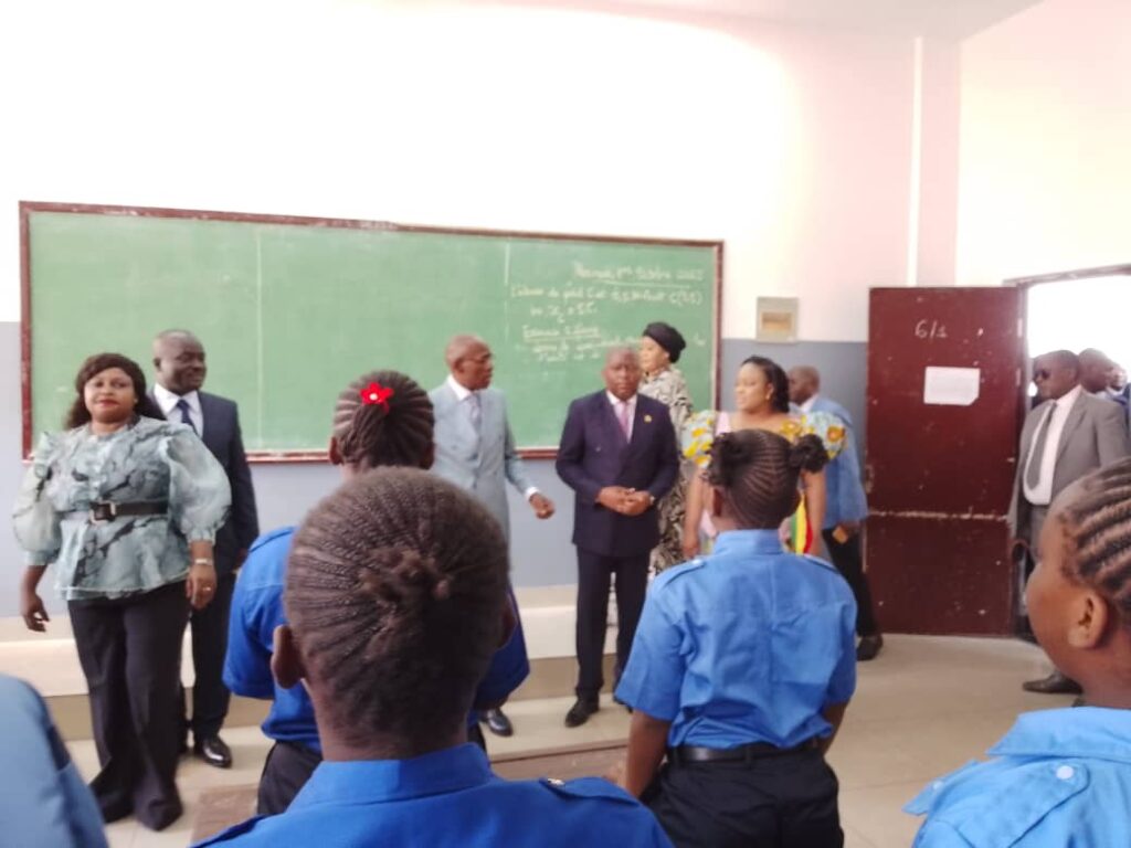 Les ministres de l’enseignement technique et général, Ghislain Thierry Maguessa-Ebomé et Jean Luc Mouthou ont effectué une descente au lycée 1er mai dans l’arrondissement 5 Ouenzé pour constater cette reprise des cours.
