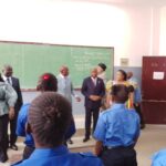 Les ministres de l’enseignement technique et général, Ghislain Thierry Maguessa-Ebomé et Jean Luc Mouthou ont effectué une descente au lycée 1er mai dans l’arrondissement 5 Ouenzé pour constater cette reprise des cours.