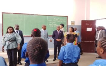 Les ministres de l’enseignement technique et général, Ghislain Thierry Maguessa-Ebomé et Jean Luc Mouthou ont effectué une descente au lycée 1er mai dans l’arrondissement 5 Ouenzé pour constater cette reprise des cours.