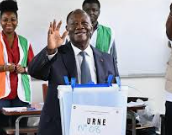 Alassane Ouattara, 83 ans, économiste, a été élu pour la première en Côte d’Ivoire en 2011. Briguant son 4e mandat, l’une de ses adversaires Simone Rhivet Gbagbo prend acte de ces résultats, tout en gardant au plus profond d’elle la conviction que le combat qu’ils ont mené ensemble n’a pas été vain.