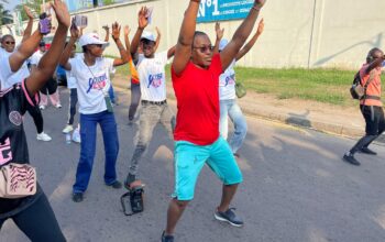 Parmi les personnalités présentes, le représentant de l’Oms au Congo, le Dr Vincent Dossou Sodjinou, a évoqué que le sport est un moyen pour interpeller la population. A travers cette marche, nous rappelons que « le cancer du sein demeure l’un des cancers les plus fréquents chez la femme dans le monde.