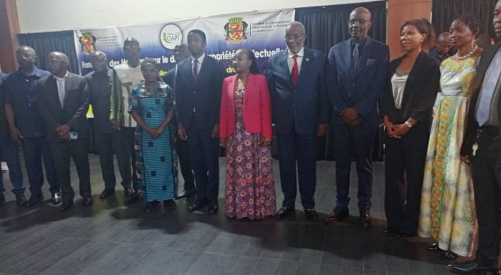 En ce qui concerne les recommandations aux autorités judiciaires, les participants, ont affirmé, qu'il est important d'encourager la jurisprudence à se référer davantage aux décisions rendues par les autres Etats membres de L'Oapi pour favoriser l'harmonisation ; de diffuser les décisions clés relatives à la propriété intellectuelle dans un bulletin de jurisprudence nationale ou une base numérique commune.