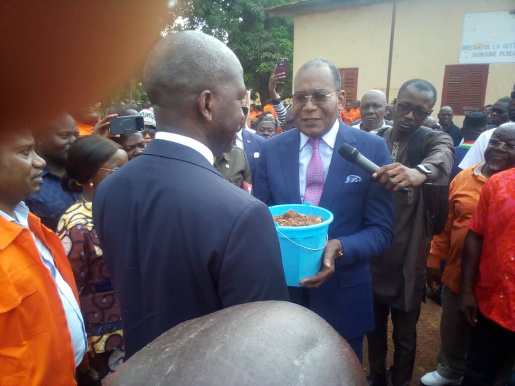 A cet effet, une cérémonie de remise de deux décrets octroyant la Beac un terrain de trois (3) hectares, situé au centre-ville, l’un portant déclassement et l’autre cession, prises en conseil des ministres au directeur national de la Beac Serge Dinon Ngassaki, a été organisée.