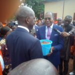 A cet effet, une cérémonie de remise de deux décrets octroyant la Beac un terrain de trois (3) hectares, situé au centre-ville, l’un portant déclassement et l’autre cession, prises en conseil des ministres au directeur national de la Beac Serge Dinon Ngassaki, a été organisée.