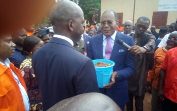 A cet effet, une cérémonie de remise de deux décrets octroyant la Beac un terrain de trois (3) hectares, situé au centre-ville, l’un portant déclassement et l’autre cession, prises en conseil des ministres au directeur national de la Beac Serge Dinon Ngassaki, a été organisée.