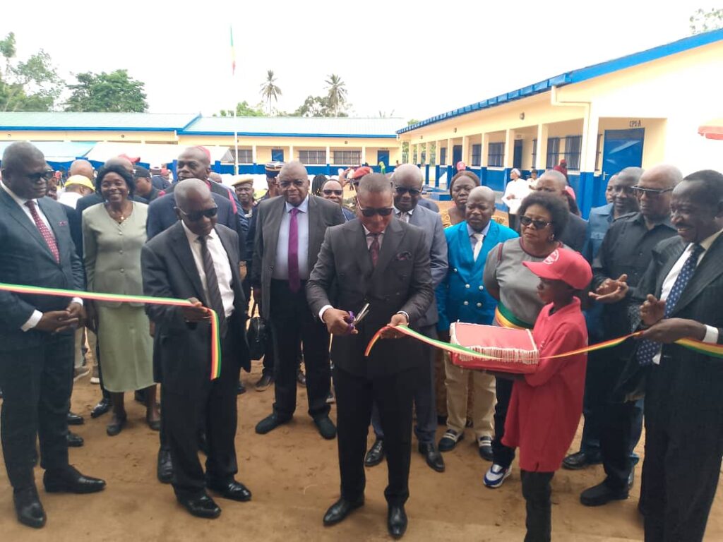 Remettant officiellement l’établissement au ministère en charge de l’enseignement, le président des Mucodec a réaffirmé la volonté de la fondation d’accompagner la vision éducative portée par le chef de l’État. Il a précisé que la Mucodec, porte de près de 480 000 sociétaires et de 45 agences à travers le pays, réinvestit dans la société afin de promouvoir une finance inclusive au service des ménages, fonctionnaires, commerçants, agriculteurs et artisans.