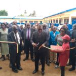 Remettant officiellement l’établissement au ministère en charge de l’enseignement, le président des Mucodec a réaffirmé la volonté de la fondation d’accompagner la vision éducative portée par le chef de l’État. Il a précisé que la Mucodec, porte de près de 480 000 sociétaires et de 45 agences à travers le pays, réinvestit dans la société afin de promouvoir une finance inclusive au service des ménages, fonctionnaires, commerçants, agriculteurs et artisans.