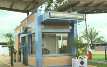 Liambu, produit d’un partenariat résolu par l’église catholique et le gouvernement congolais, avec l’appui financier de plusieurs secteurs des hydrocarbures, cette université a été construite sur une superficie de 10 hectares, et accueillera environ 800 étudiants.